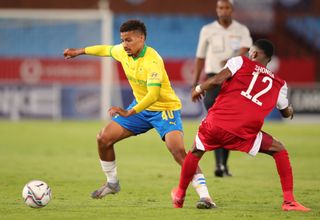 Rivaldo Coetzee challenged by Justin Shongwe 