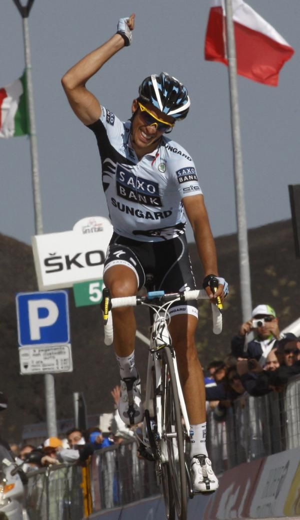 Alberto Contador (Saxo Bank) punches the air
