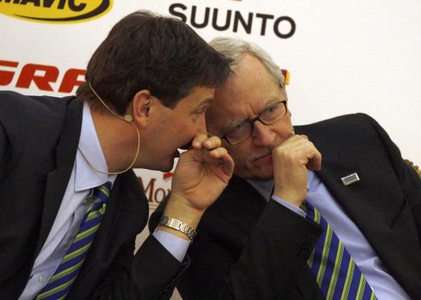 Roberto Amadio and Paolo Dal Lago confer at the Liquigas-Cannondale presentation.