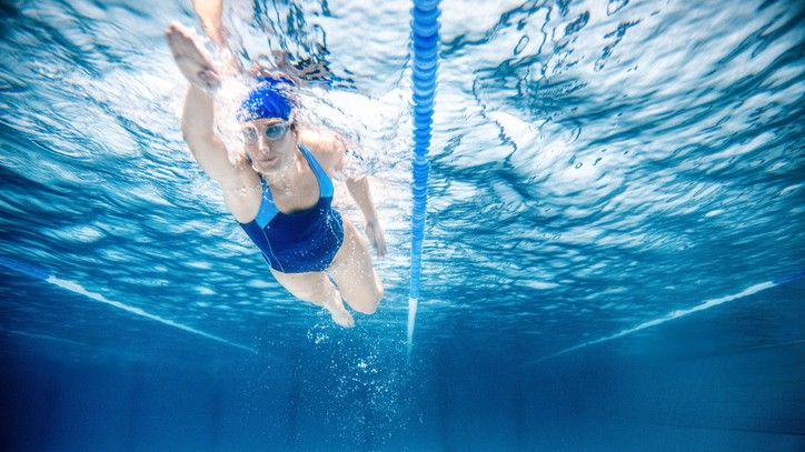 Does swimming build muscle?