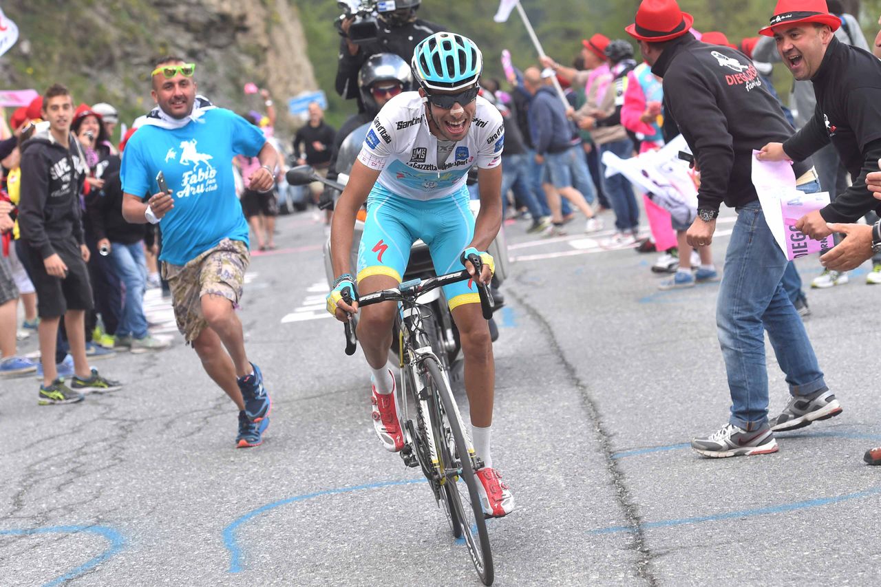 Fabio Aru drops the others