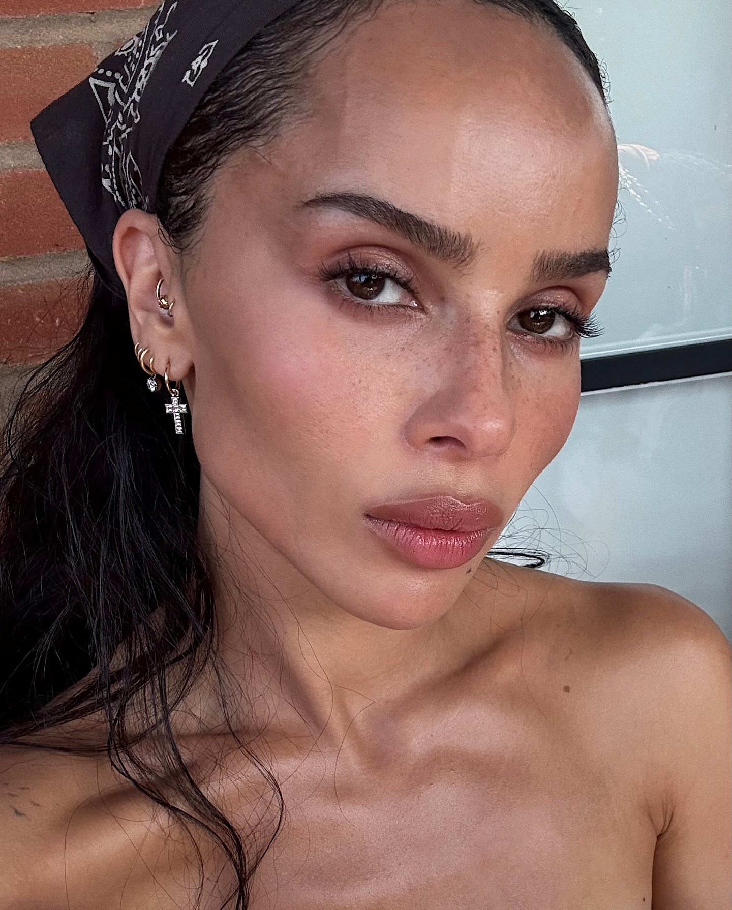 zoe kravitz with natural glow skin - best tinted moisturisers