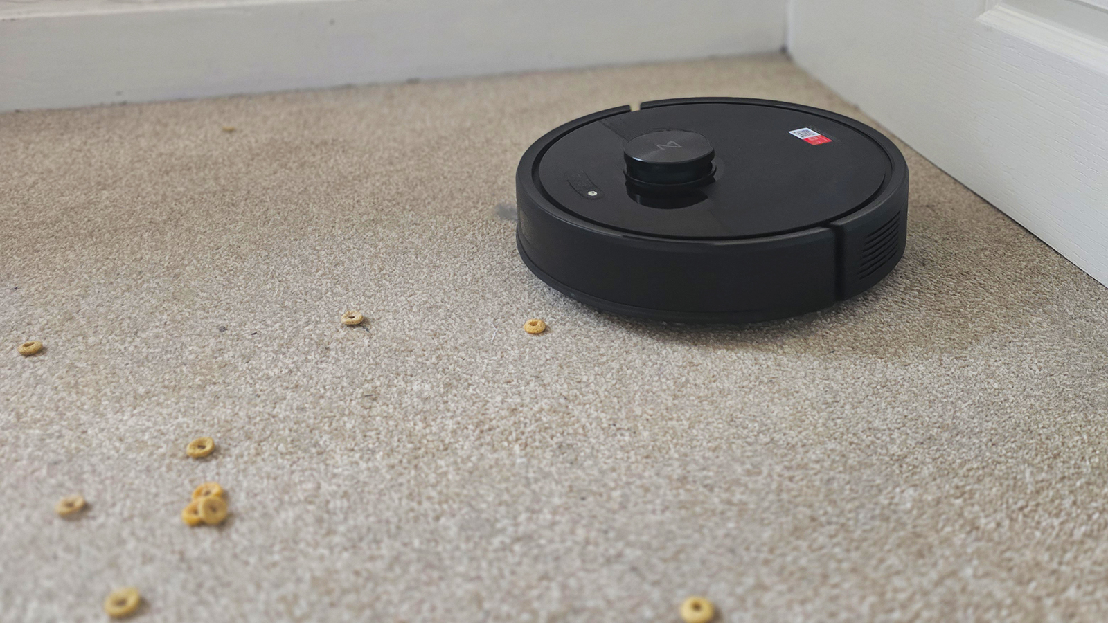 Roborock Q7 M5 cleaning cheerios on the carpet