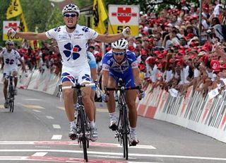 Bernhard Eisel (Francaise des Jeux) beats Tom Boonen (Quick.Step) to win stage 1