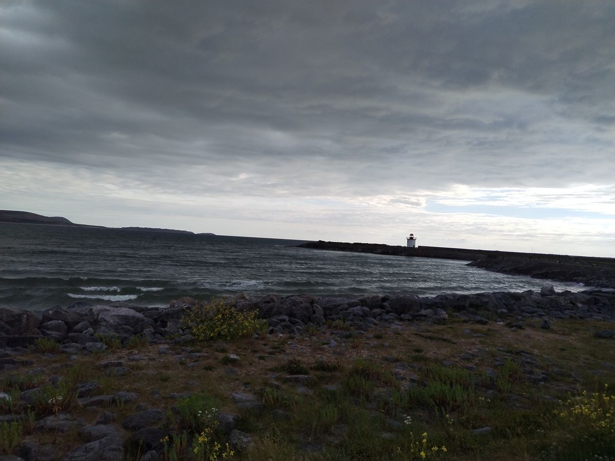 An Honor Magic 4 Lite camera sample showing a coastal scene