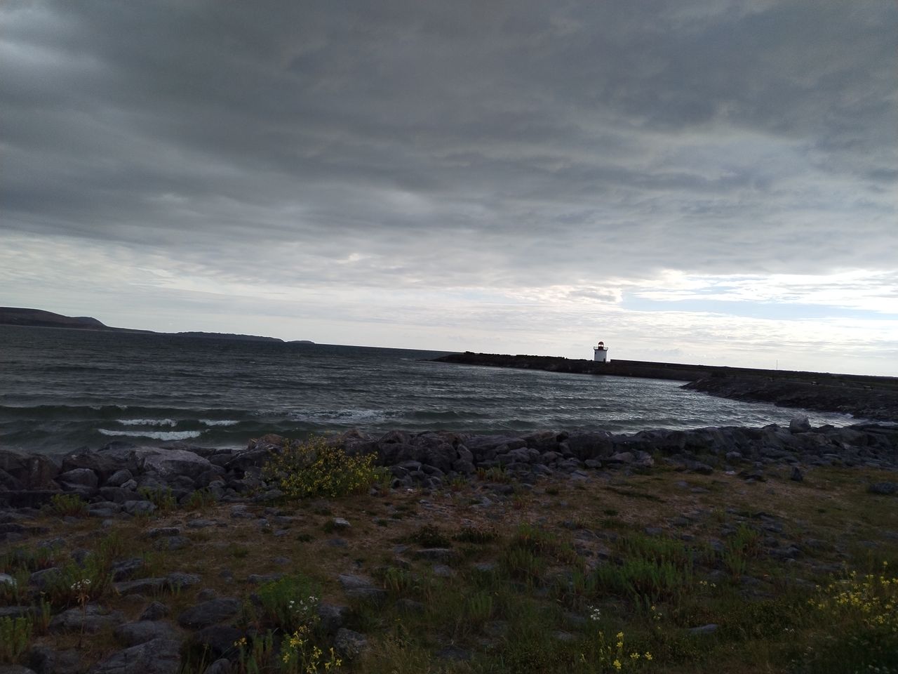An Honor Magic 4 Lite camera sample showing a coastal scene