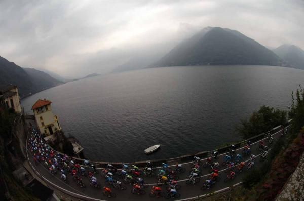 A view of the Lombardia peloton riding near Lake Como