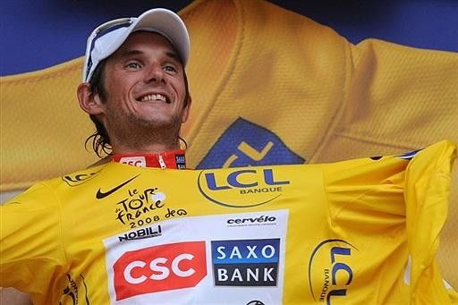 Fr&auml;nk Schleck gets his first feel of the golden fleece