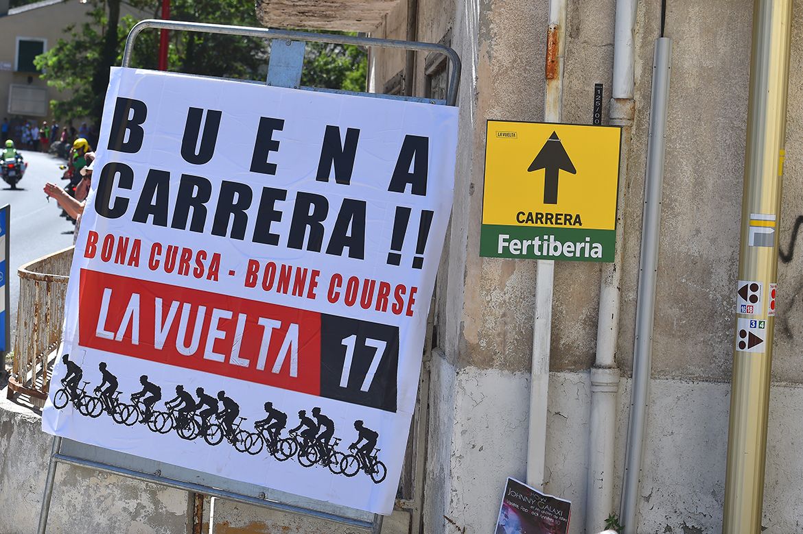 Wishing a good race to the riders as they set off on stage 3