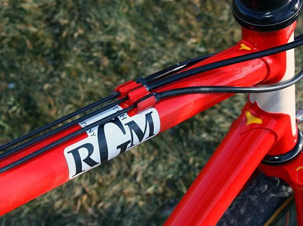 Top tube routing keeps the cables away from mud.