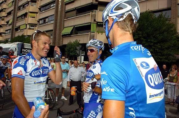 Wouter Weylandt (Quick Step) discusses the win with his teammates.