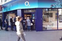 People queuing for iPhone 3GS outside O2 store