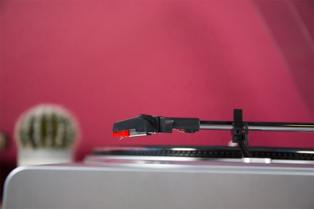 The T300A has a fixed headshell.