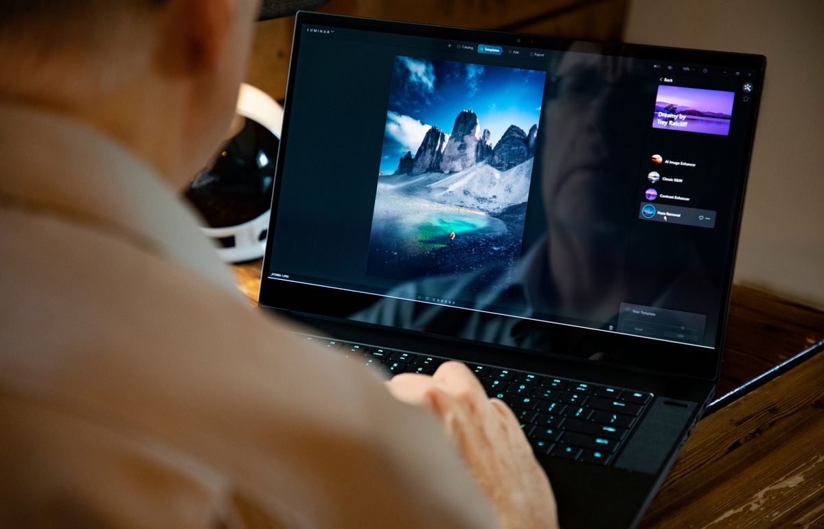 Artist using Luminar AI on Laptop