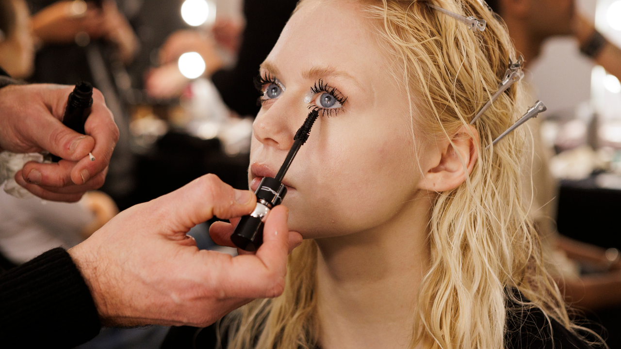 Make-up artist applying mascara to a model&#039;s bottom lashes - Best mascara for bottom lashes