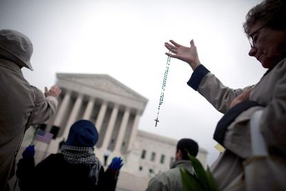 Supreme Court rules in favor of prayer at public meetings