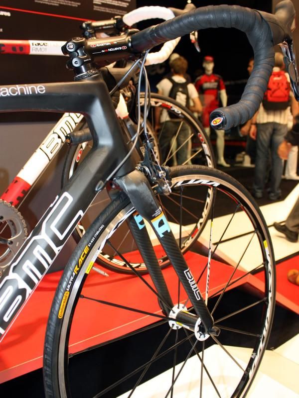 The new Racemachine fork is similar in shape to the Teammachine SLR01 and includes the same Tuned Compliance Concept flex zones but uses a heavier carbon blend.