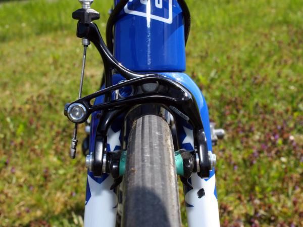 Fork blades have been lengthened on Hincapie's special Paris-Roubaix machine to provide more clearance around the 27mm-wide tubulars.