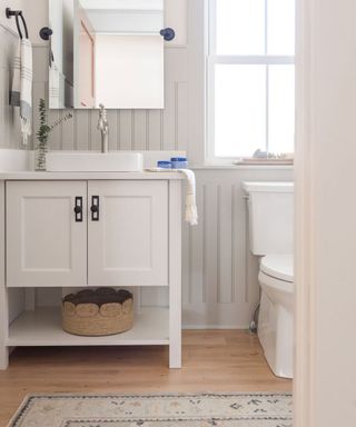 Neutral bathroom with basket storage