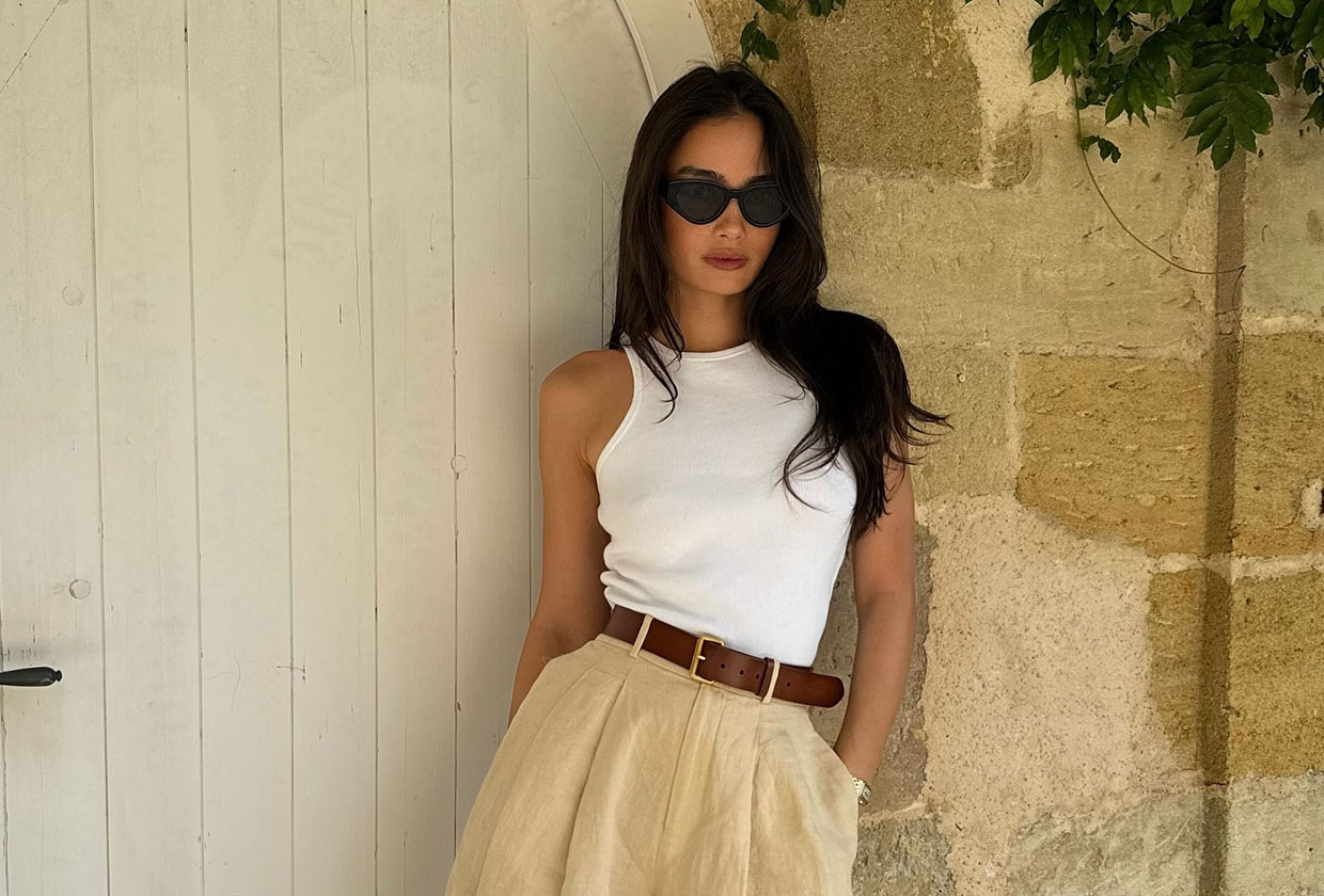 Woman wearing a summer outfit.
