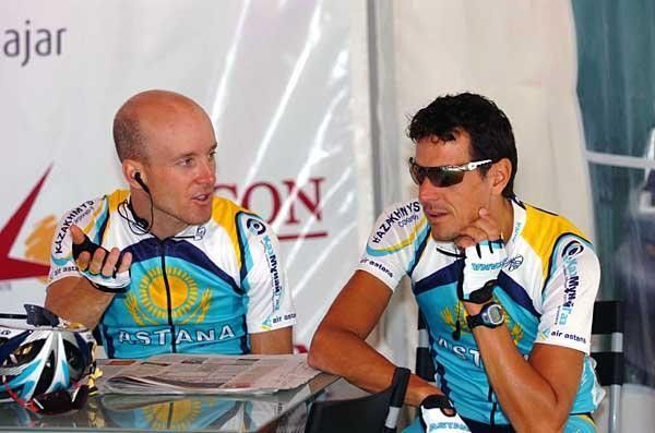 Levi Leipheimer (Astana) and teammate Andreas Kl&ouml;den talk tactics before the race.
