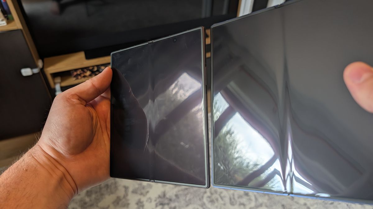 Samsung Galaxy Z Fold 8 و Z Fold 7 کنار هم برای نشان دادن چین و چروک های صفحه نمایش