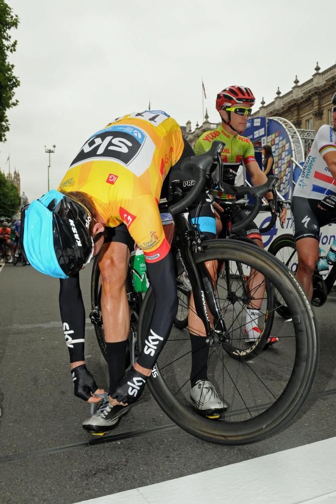 Last minute adjustment for Wiggins on the line