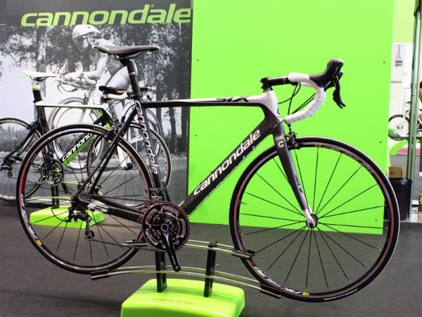 The mid-range Six Carbon road line gets a new fiber lay-up - for a 100g weight savings in the frame - and a new all-carbon fork that lops off another 300g from last year's somewhat overweight models.