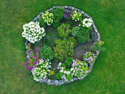 Round Flower Bed Ideas – Planting A Circular Flower Bed | Gardening ...