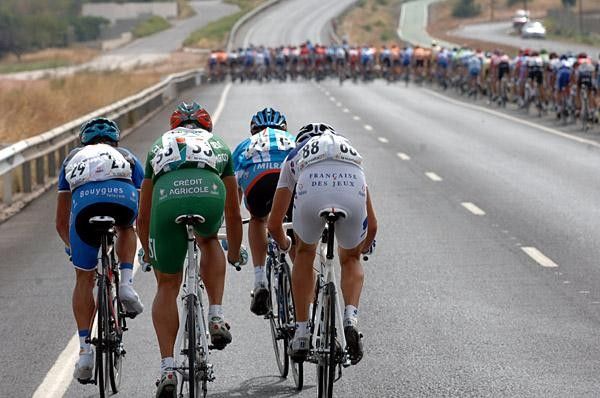 Stragglers try to stay in contact with the retreating peloton