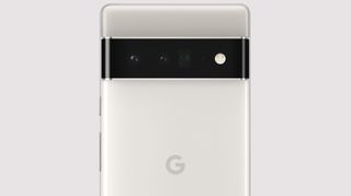 Baksiden av Google Pixel 6 Pro i hvitt