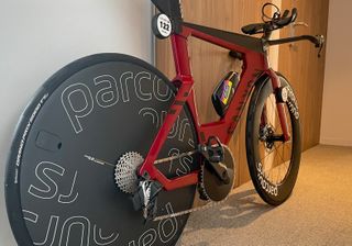 A picture of a Canyon bike with a Parcours disc wheel, fitted with a Classified hub