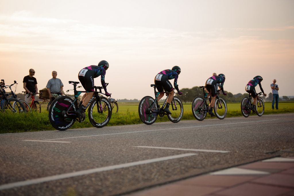 Canyon-SRAM push the pace with 3km to go