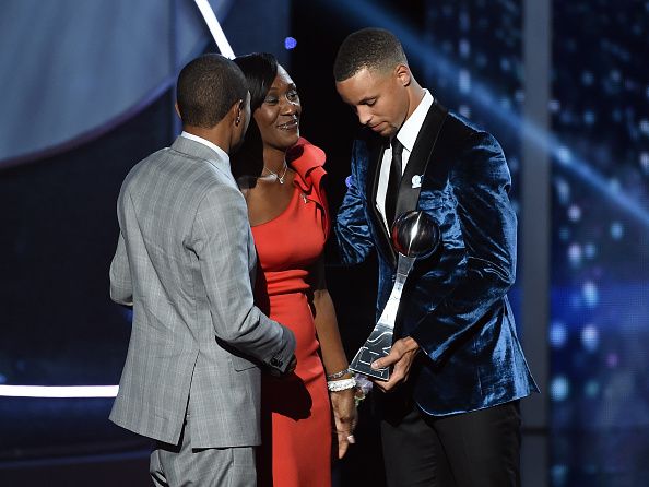 Zaevion Dobson&amp;#039;s family receives the Arthur Ashe Courage Award from Stephen Curry at the ESPYs.