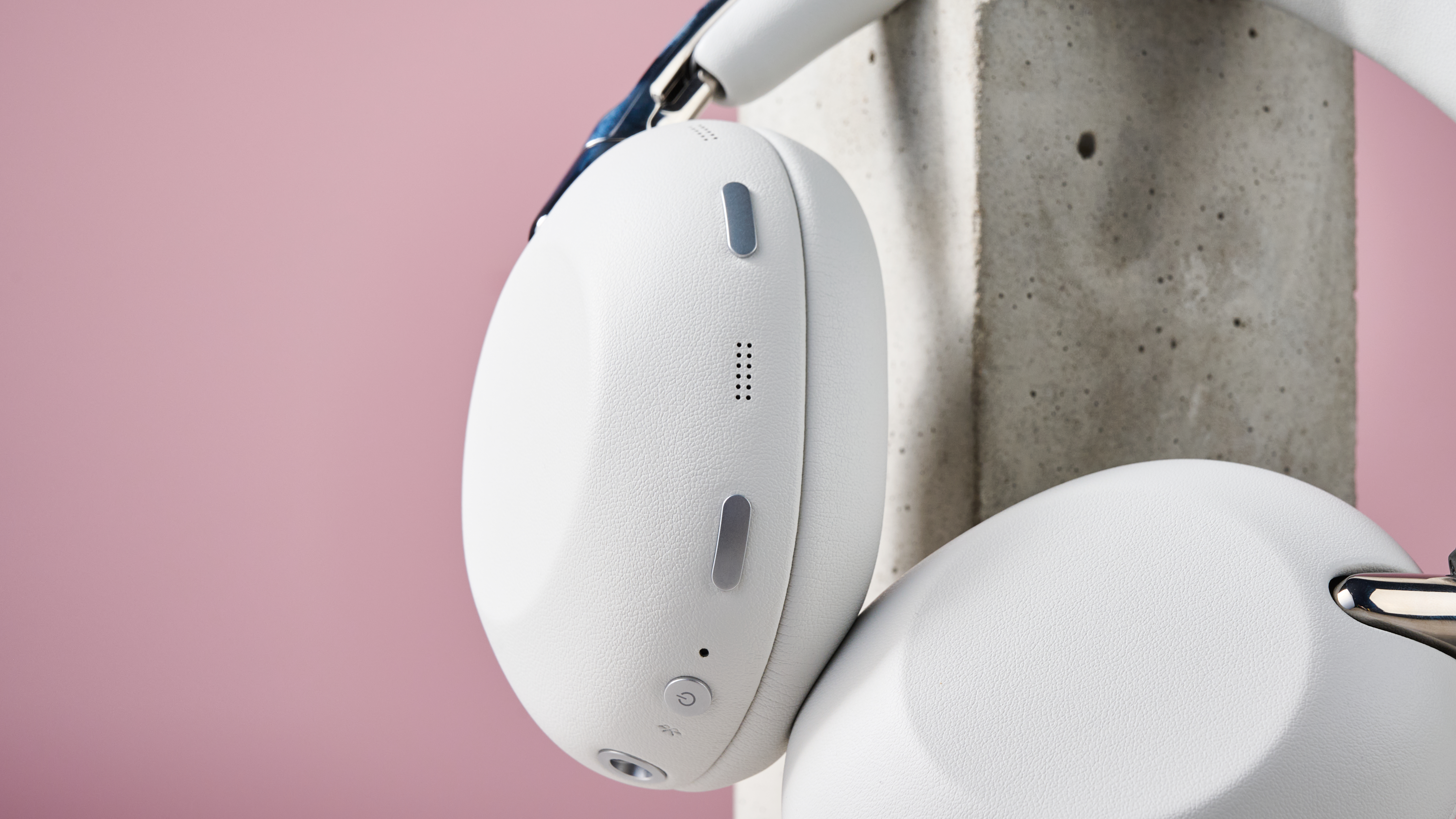 Sony 1000X The Collexion headphones earcups showing their slimness