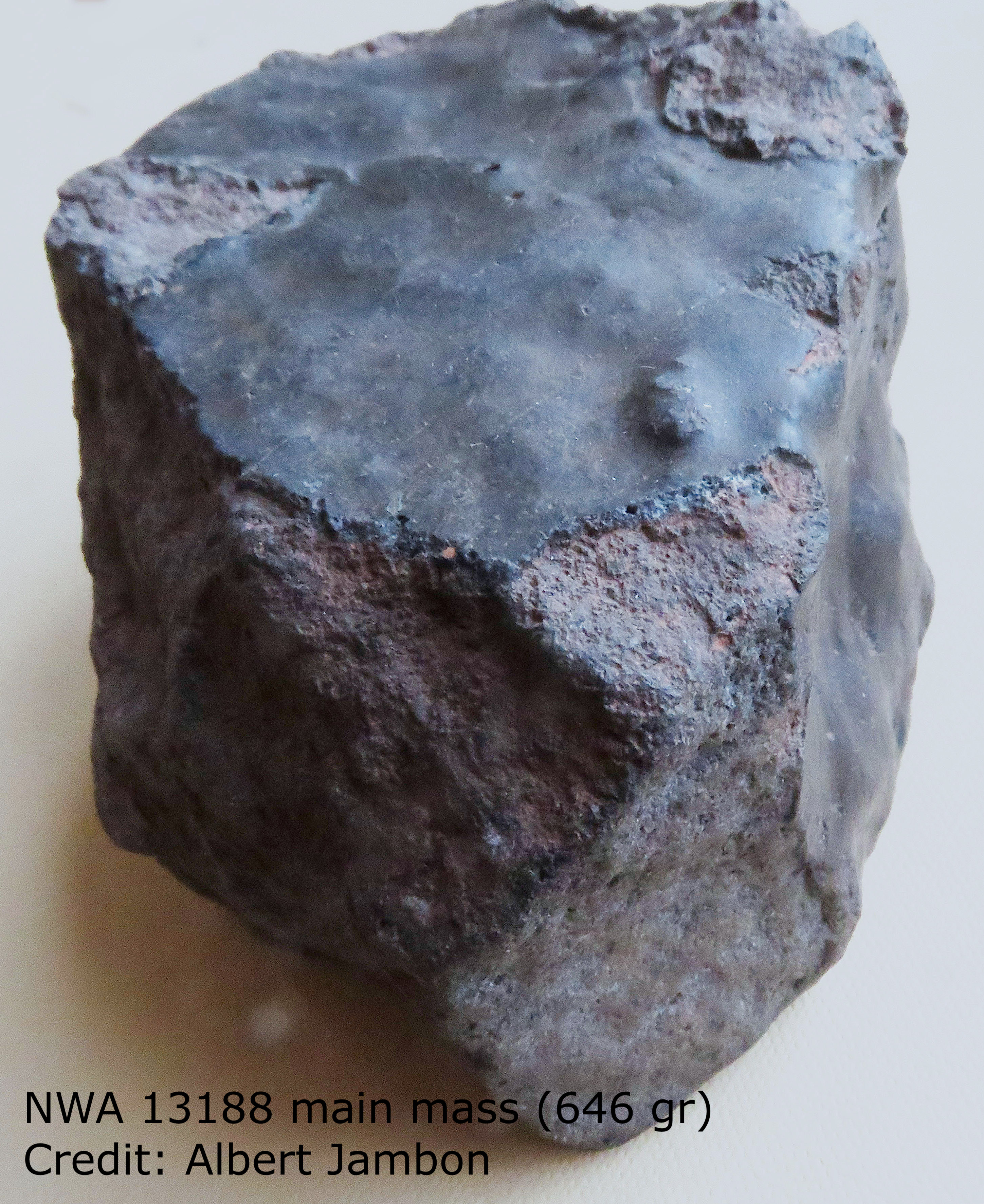 Uma imagem completa da rocha espacial é mostrada no título.