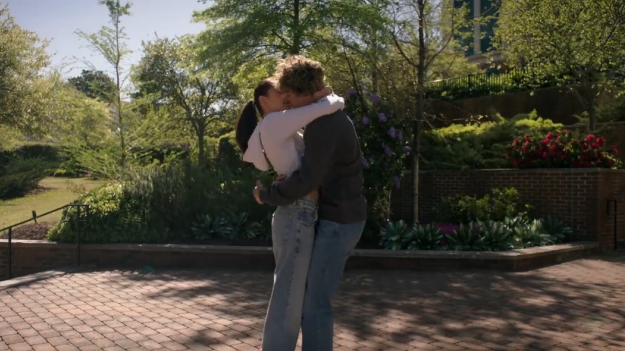 Belly and Jeremiah kissing in Season 3 of The Summer I Turned Pretty.
