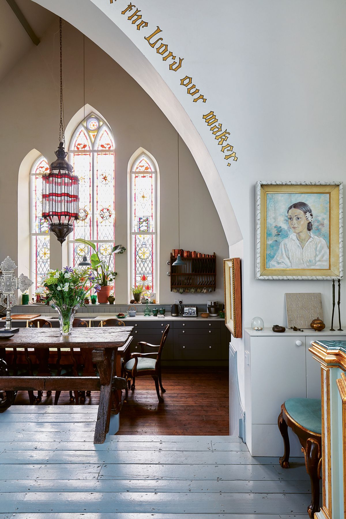 Un artiste de renom a transformé cette chapelle historique en un atelier et une maison intrépidement colorés