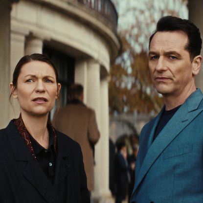 Claire Danes as Aggie Wiggs and Matthew Rhys as Nile Jarvis in a park in the beast in me