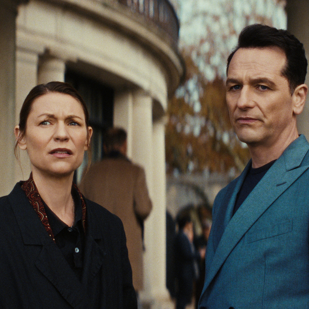 Claire Danes as Aggie Wiggs and Matthew Rhys as Nile Jarvis in a park in the beast in me