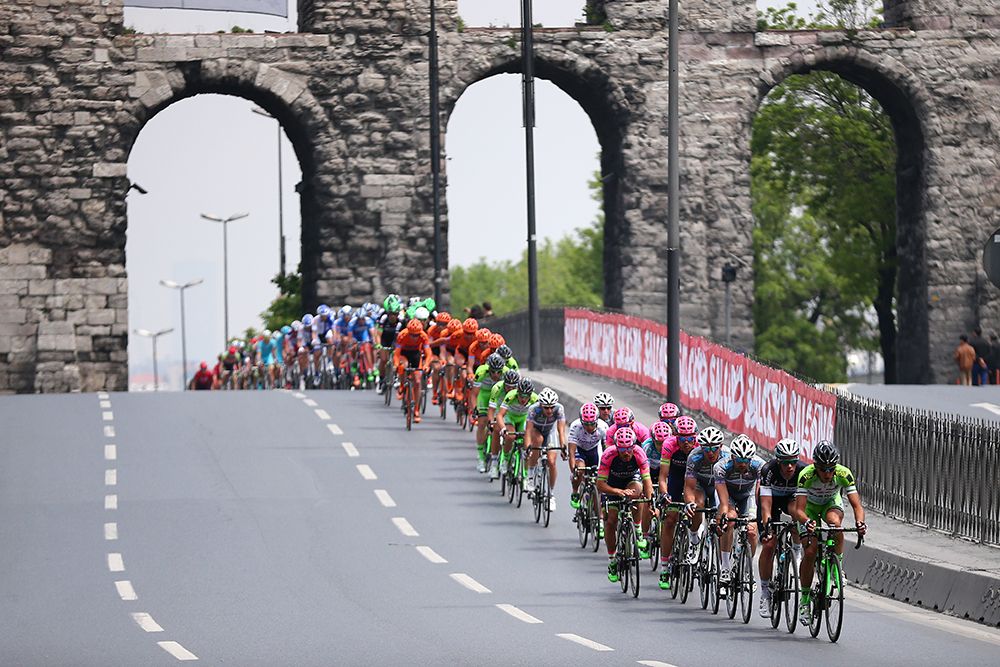The peloton all strung out during the fast final stage