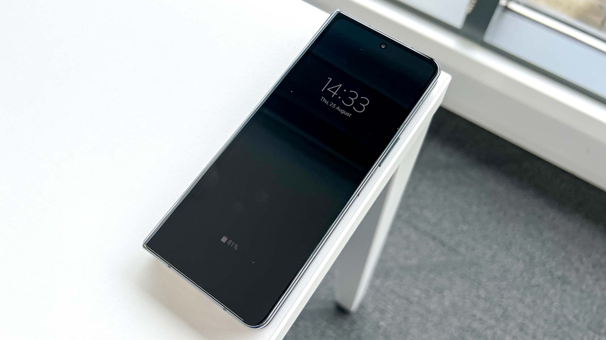 Samsung Galaxy Z Fold 4 always-on display