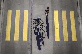 Ciclista y peatón en cruce