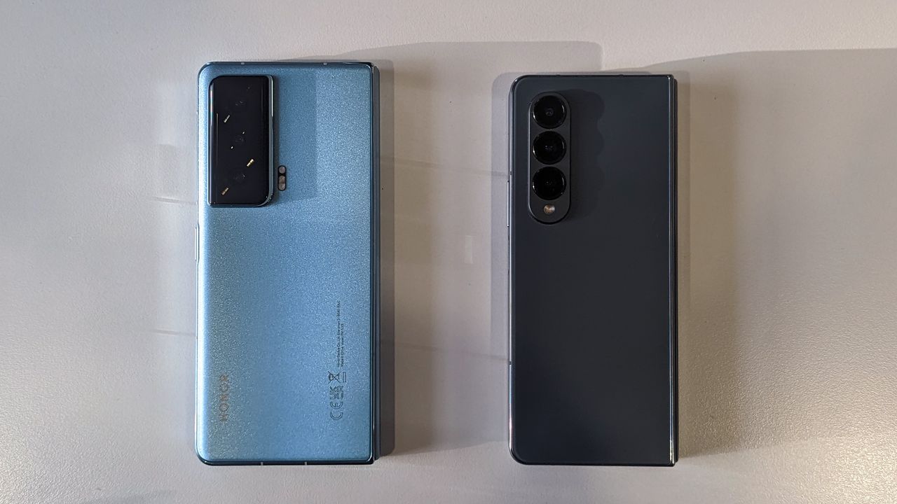 Honor Magic Vs hands-on closed back straight Samsung Galaxy Z Fold 4