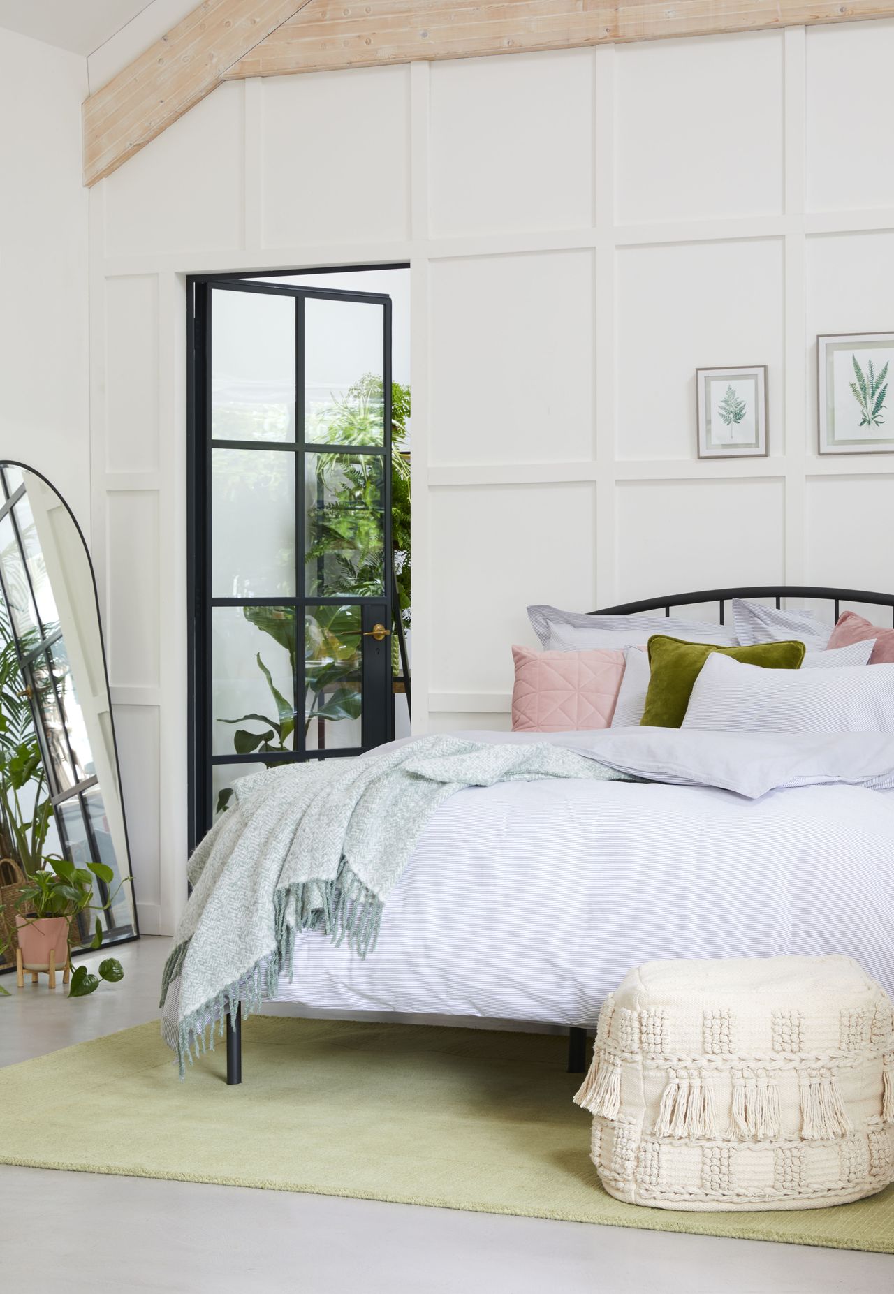 Decluttering tips for a bedroom 