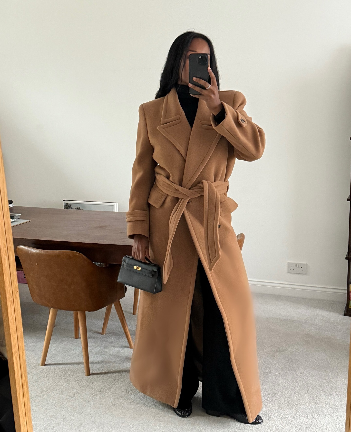 Fashion person Marylin wears a best long wool coat. She wears a taupe maxi