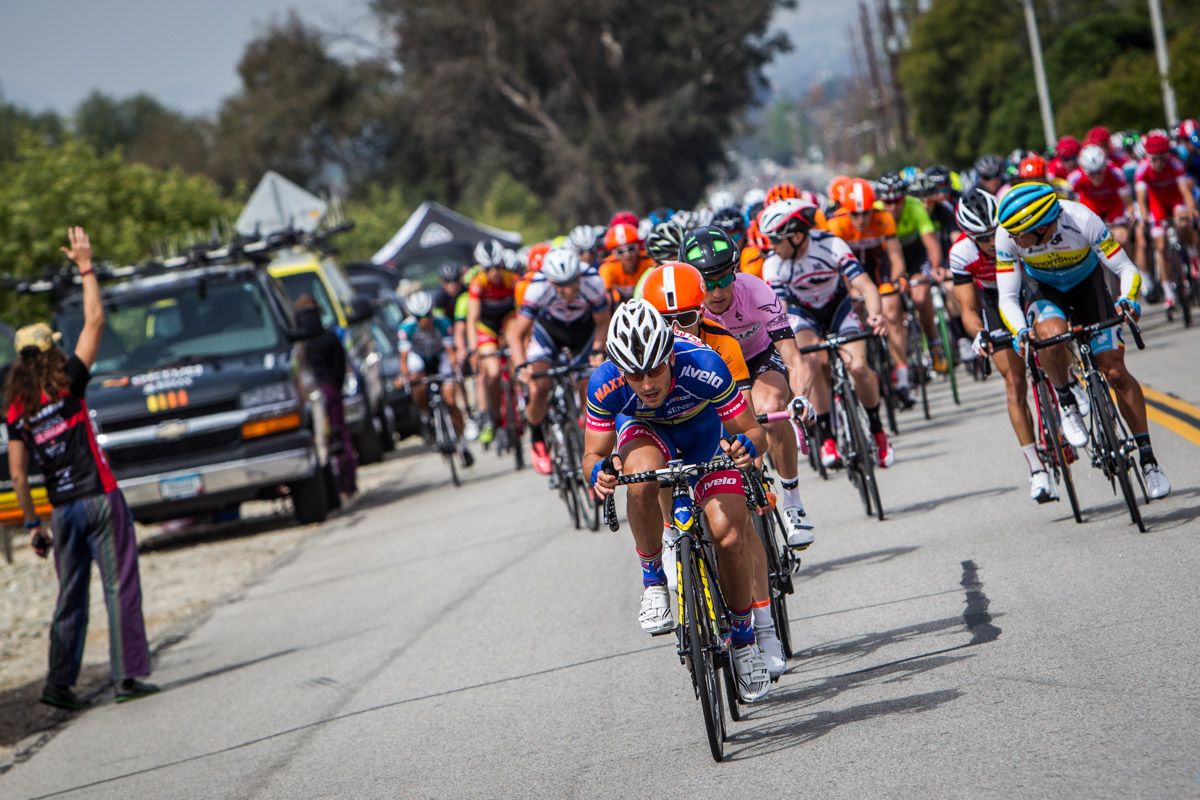 Attacks start to go as the race enters the feed zone
