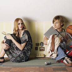 fighting woman and man siting in dollhouse