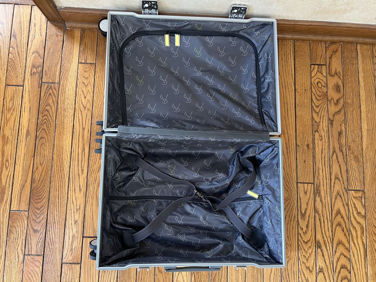 Samsara Tag Smart Airtag Luggage Lifestyle Open
