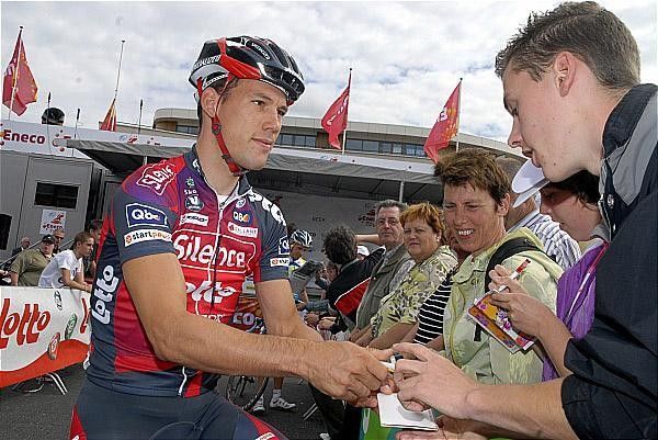 Maarten Tjallingii (Silence Lotto) signs autographs.